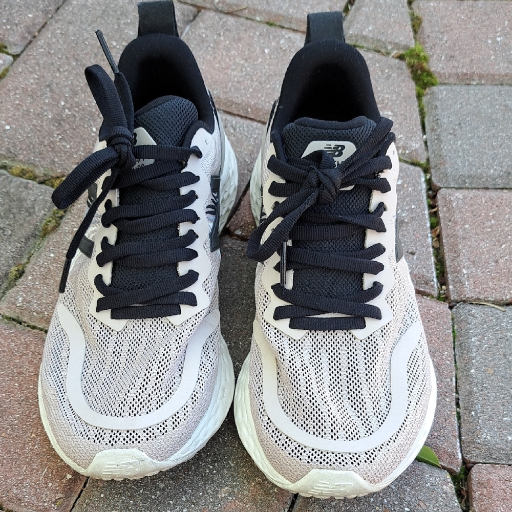 New Balance Women's Black and Cream Running Shoes Size 6